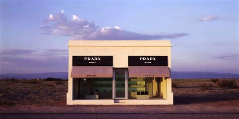 scritta prada gossip girl|Prada Marfa: il finto negozio disperso nel deserto .